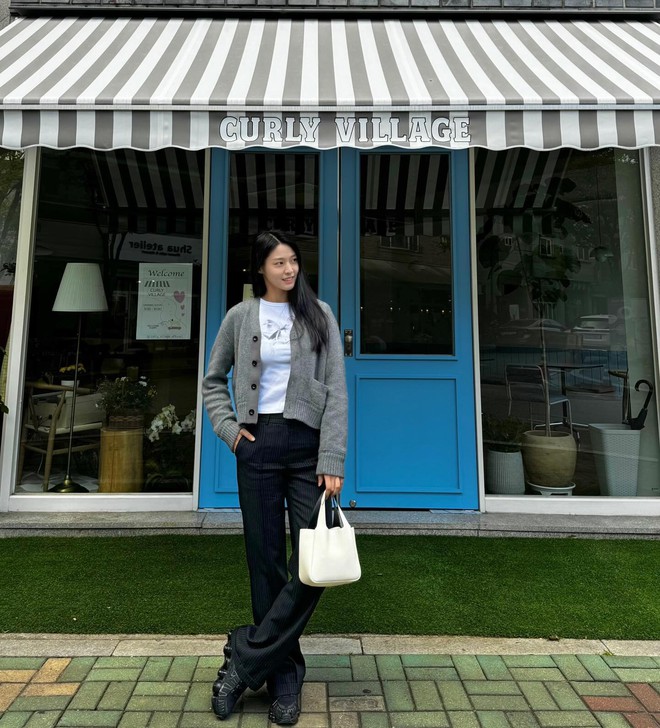 Sao Hàn luôn mặc đồ đơn giản nhưng rất sang, tất cả là nhờ 5 item- Ảnh 11. Sao Hàn luôn mặc đồ đơn giản nhưng rất sang, tất cả là nhờ 5 item- Ảnh 11.