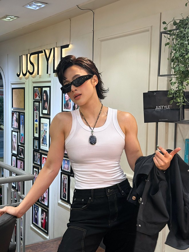 Bắt gặp Angela Phương Trinh sánh đôi bên Phạm Văn Mách, ngoại hình đàng gái có 