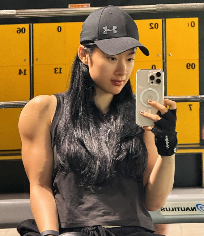 Bắt gặp Angela Phương Trinh sánh đôi bên Phạm Văn Mách, ngoại hình đàng gái có 