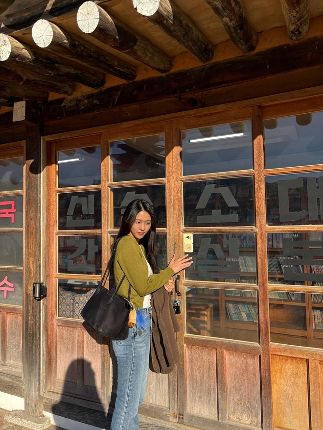 Sao Hàn luôn mặc đồ đơn giản nhưng rất sang, tất cả là nhờ 5 item- Ảnh 13. Sao Hàn luôn mặc đồ đơn giản nhưng rất sang, tất cả là nhờ 5 item- Ảnh 13.