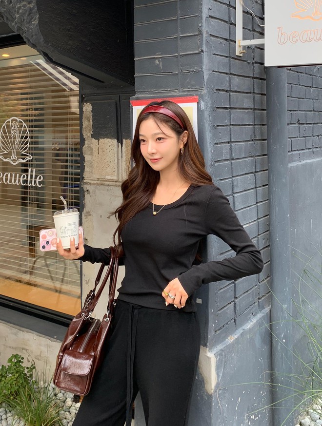 Mùa đông diện đồ màu đen rất hợp nhưng phải mix theo 4 cách này mới chuẩn đẹp, không sợ già- Ảnh 7. Mùa đông diện đồ màu đen rất hợp nhưng phải mix theo 4 cách này mới chuẩn đẹp, không sợ già- Ảnh 7.