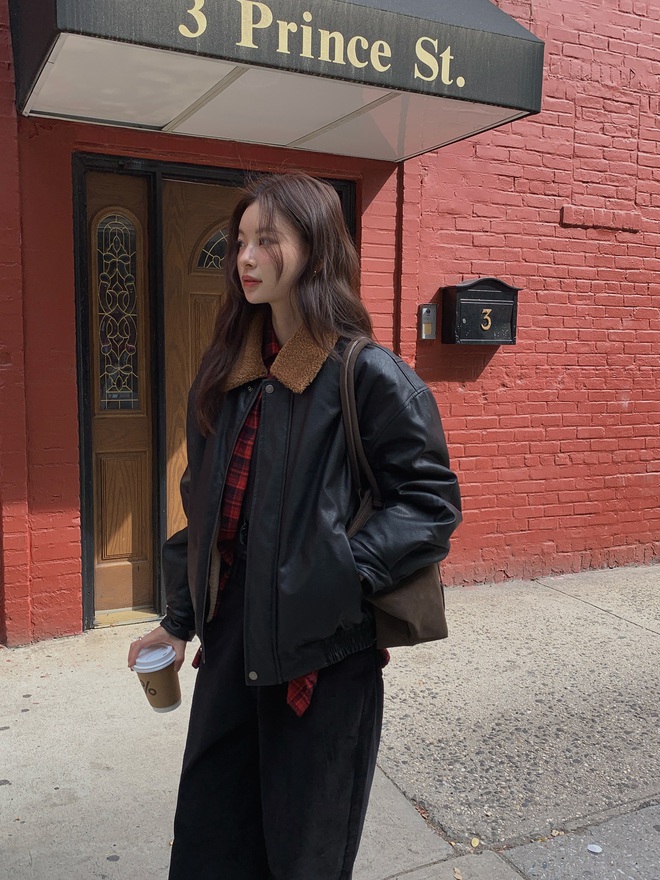 Mùa đông diện đồ màu đen rất hợp nhưng phải mix theo 4 cách này mới chuẩn đẹp, không sợ già- Ảnh 9. Mùa đông diện đồ màu đen rất hợp nhưng phải mix theo 4 cách này mới chuẩn đẹp, không sợ già- Ảnh 9.