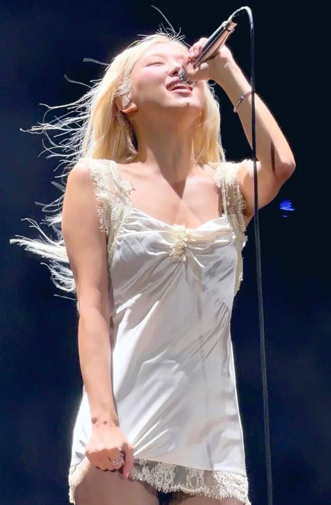 Mái tóc xơ xác thảm hại của Rosé- Ảnh 6. Mái tóc xơ xác thảm hại của Rosé- Ảnh 6.