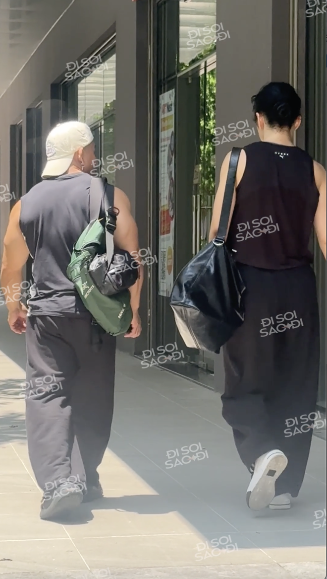 Bắt gặp Angela Phương Trinh sánh đôi bên Phạm Văn Mách, ngoại hình đàng gái có 