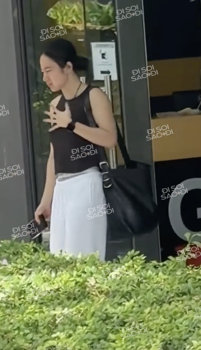 Bắt gặp Angela Phương Trinh sánh đôi bên Phạm Văn Mách, ngoại hình đàng gái có 