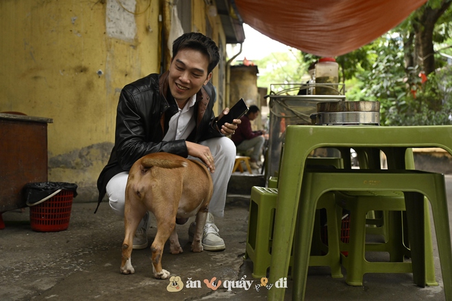 Cận cảnh chú chó “thần tài” nổi tiếng nhất Hà Nội hiện nay: Tiếp khách mệt nghỉ, giúp quán tăng doanh thu cao ngất- Ảnh 8.