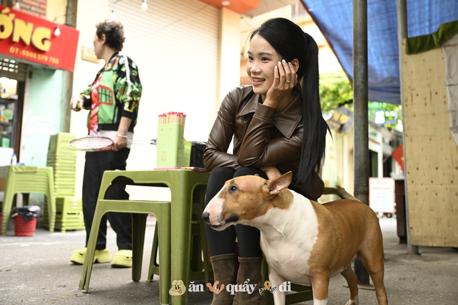 Cận cảnh chú chó “thần tài” nổi tiếng nhất Hà Nội hiện nay: Tiếp khách mệt nghỉ, giúp quán tăng doanh thu cao ngất- Ảnh 6.