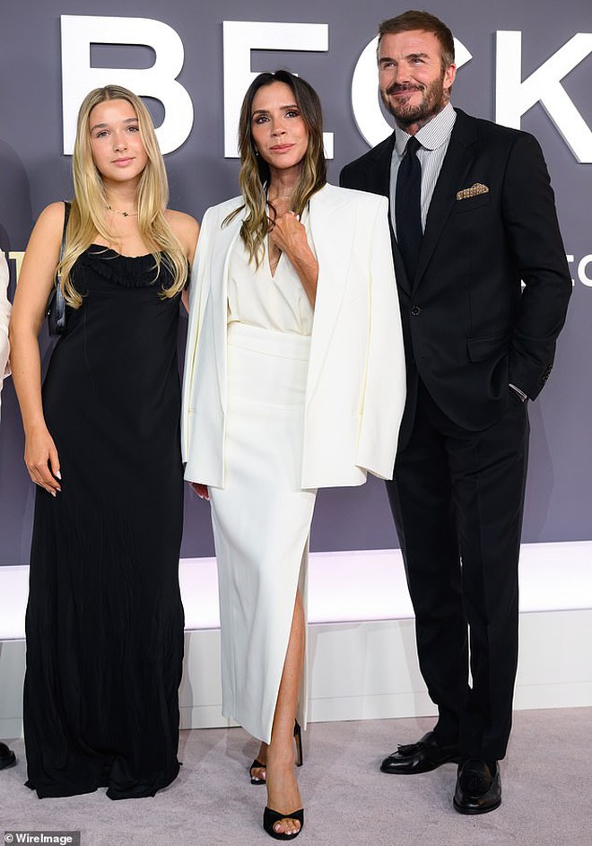 Harper Beckham diện váy satin hồng cực sang, chuẩn tiểu thư tài phiệt dự tiệc mừng David Beckham được phong tước Hiệp sĩ- Ảnh 7.