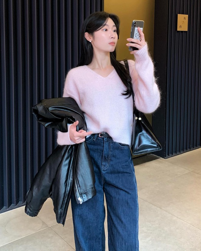 4 mẫu áo mùa lạnh đơn giản nhưng mặc với quần jeans lại cực đẹp- Ảnh 1.