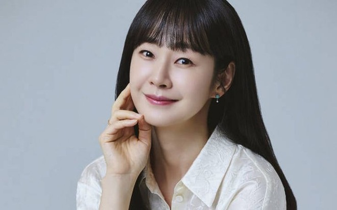 Minh tinh 50 tuổi đẹp tới mức khiến "hồng hài nhi" kém 17 tuổi theo đuổi si mê- Ảnh 5. Minh tinh 50 tuổi đẹp tới mức khiến "hồng hài nhi" kém 17 tuổi theo đuổi si mê- Ảnh 5.