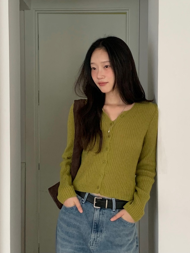 4 mẫu áo mùa lạnh đơn giản nhưng mặc với quần jeans lại cực đẹp- Ảnh 9.