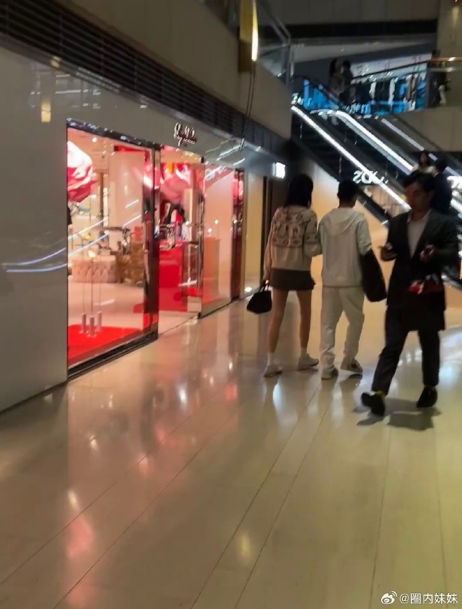 Siêu mẫu Victoria's Secret lộ diện bên thiếu gia trùm sòng bạc sau nghi vấn "cắm sừng"- Ảnh 1.