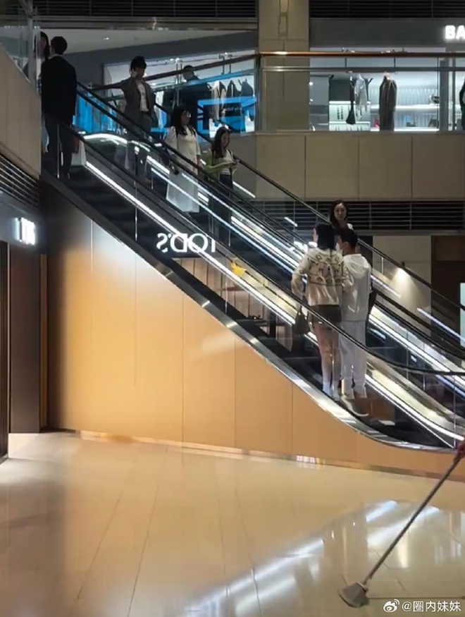 Siêu mẫu Victoria's Secret lộ diện bên thiếu gia trùm sòng bạc sau nghi vấn "cắm sừng"- Ảnh 4.