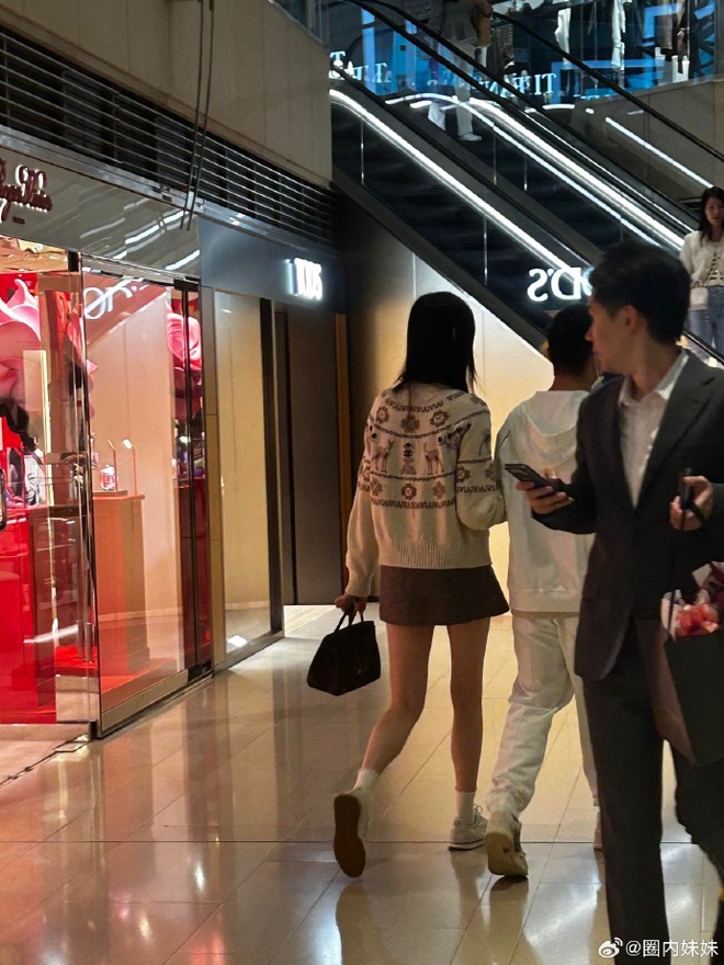 Siêu mẫu Victoria's Secret lộ diện bên thiếu gia trùm sòng bạc sau nghi vấn "cắm sừng"- Ảnh 2.