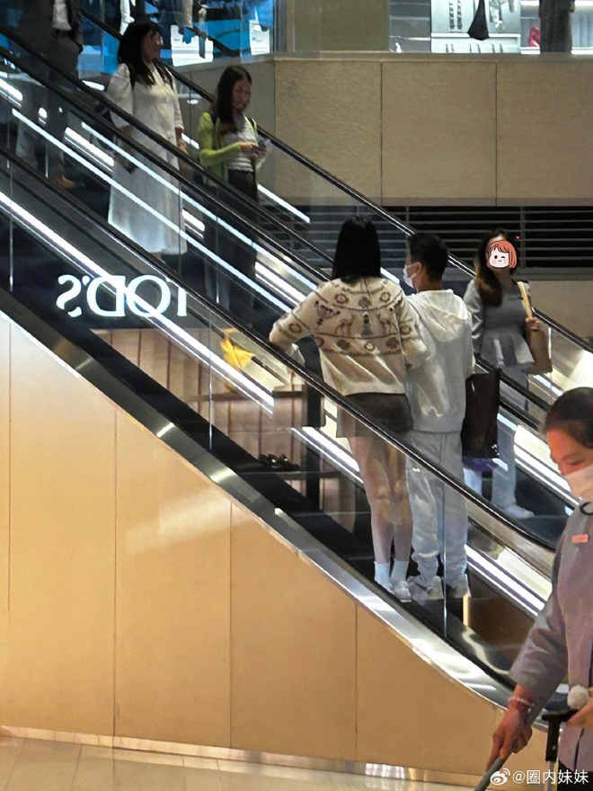 Siêu mẫu Victoria's Secret lộ diện bên thiếu gia trùm sòng bạc sau nghi vấn "cắm sừng"- Ảnh 3.