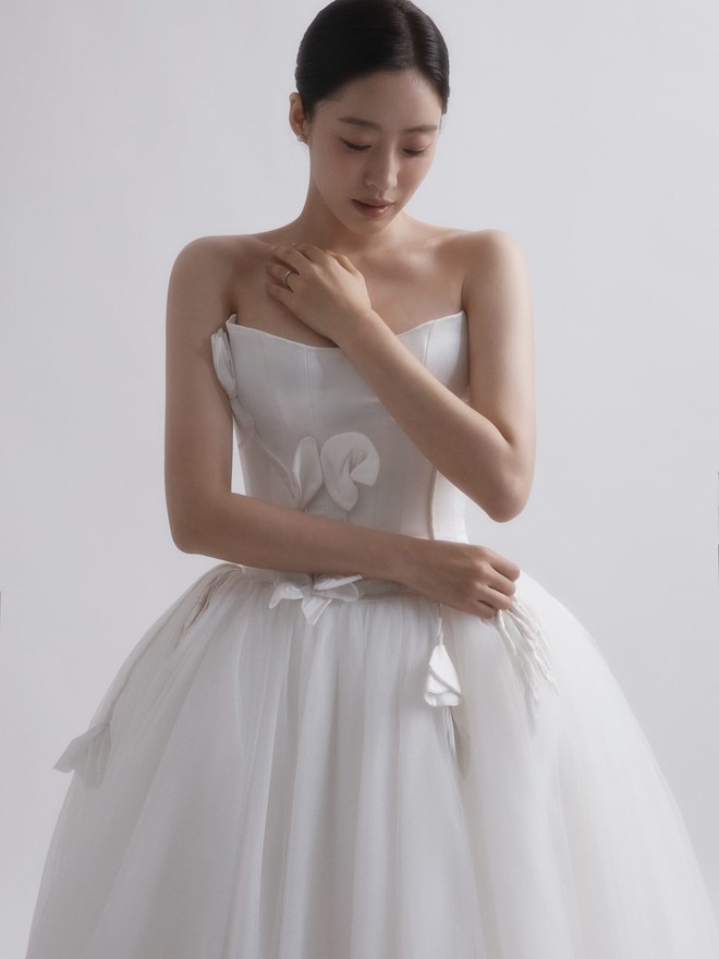 Chị Đẹp trong nhóm nhạc tuổi thơ lên xe hoa thật rồi, còn cầm hoa cưới đắt nhất thế giới- Ảnh 4. Chị Đẹp trong nhóm nhạc tuổi thơ lên xe hoa thật rồi, còn cầm hoa cưới đắt nhất thế giới- Ảnh 4.