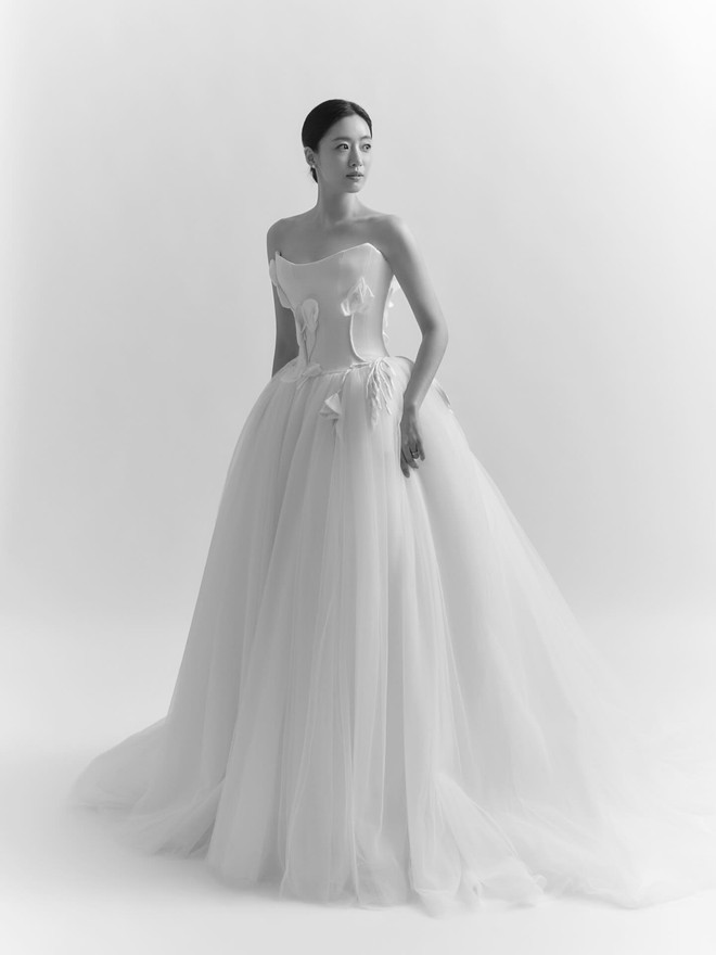 Chị Đẹp trong nhóm nhạc tuổi thơ lên xe hoa thật rồi, còn cầm hoa cưới đắt nhất thế giới- Ảnh 3. Chị Đẹp trong nhóm nhạc tuổi thơ lên xe hoa thật rồi, còn cầm hoa cưới đắt nhất thế giới- Ảnh 3.