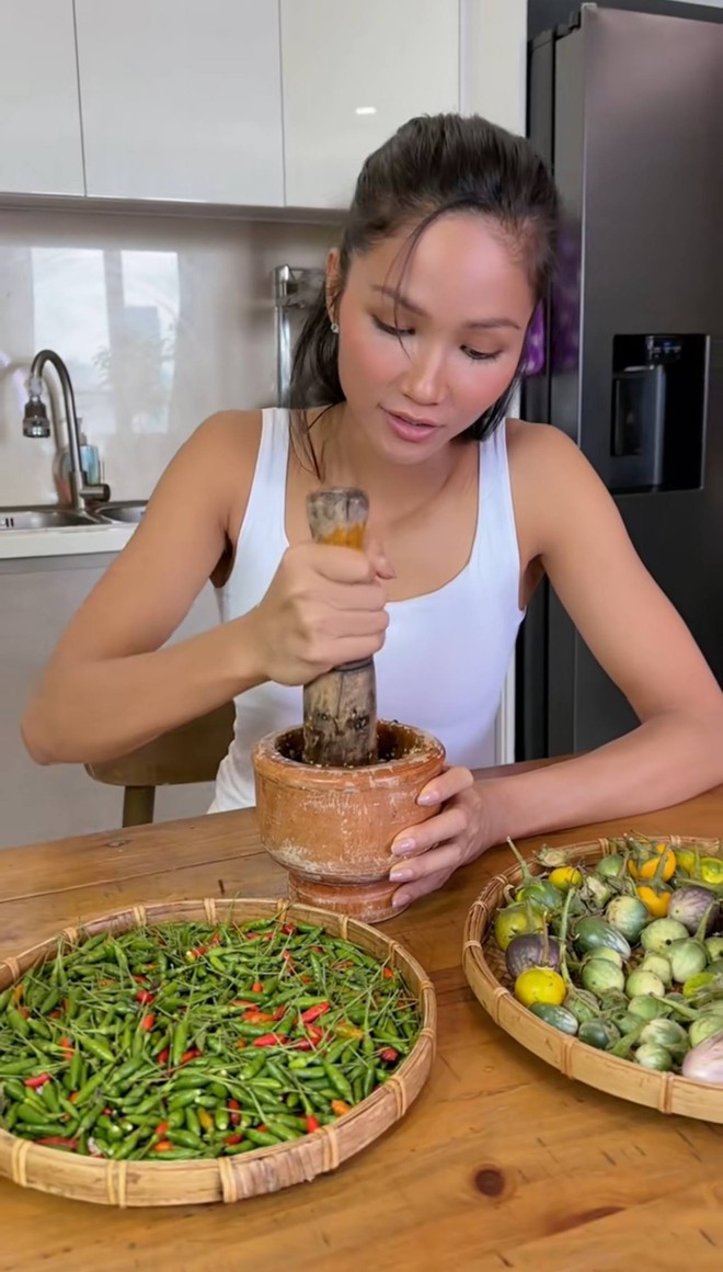 H’Hen Niê và Siu Black có một điểm chung- Ảnh 6. H’Hen Niê và Siu Black có một điểm chung- Ảnh 6.