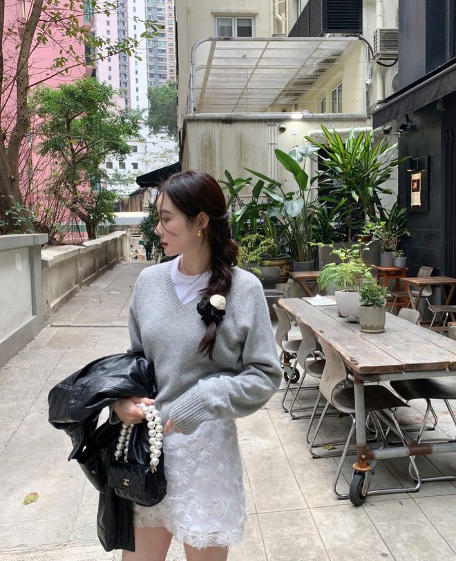 5 cách buộc tóc giúp chị em trông xinh và sang hơn khi mặc áo len- Ảnh 14. 5 cách buộc tóc giúp chị em trông xinh và sang hơn khi mặc áo len- Ảnh 14.