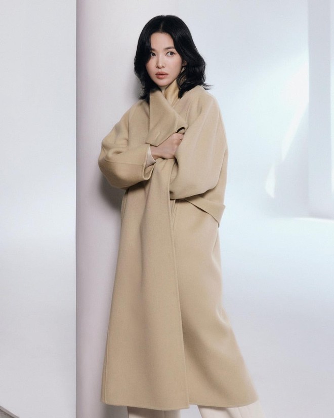 5 mẫu áo khoác làm nên phong cách sang trọng, trẻ trung của sao Hàn trên 40 tuổi- Ảnh 5. 5 mẫu áo khoác làm nên phong cách sang trọng, trẻ trung của sao Hàn trên 40 tuổi- Ảnh 5.