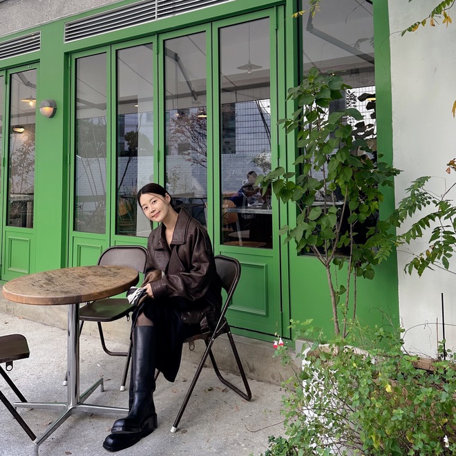 5 mẫu áo khoác làm nên phong cách sang trọng, trẻ trung của sao Hàn trên 40 tuổi- Ảnh 7. 5 mẫu áo khoác làm nên phong cách sang trọng, trẻ trung của sao Hàn trên 40 tuổi- Ảnh 7.