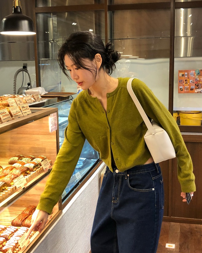 5 cách buộc tóc giúp chị em trông xinh và sang hơn khi mặc áo len- Ảnh 6. 5 cách buộc tóc giúp chị em trông xinh và sang hơn khi mặc áo len- Ảnh 6.