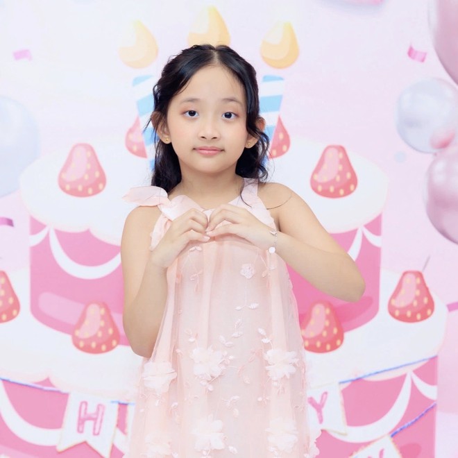 "Mợ chảnh" nhà Khánh Thi - Phan Hiển 7 tuổi đã mang thần thái giống mẹ - nữ hoàng dancesport, visual công chúa xinh yêu- Ảnh 12. "Mợ chảnh" nhà Khánh Thi - Phan Hiển 7 tuổi đã mang thần thái giống mẹ - nữ hoàng dancesport, visual công chúa xinh yêu- Ảnh 12.
