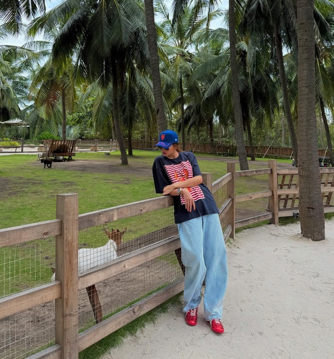 4 mỹ nhân Việt mặc quần jeans đẹp nhất, hóa ra item cơ bản lại có thể diện theo những cách sang đến vậy- Ảnh 11. 4 mỹ nhân Việt mặc quần jeans đẹp nhất, hóa ra item cơ bản lại có thể diện theo những cách sang đến vậy- Ảnh 11.