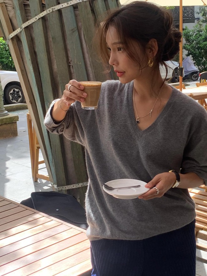 5 cách buộc tóc giúp chị em trông xinh và sang hơn khi mặc áo len- Ảnh 5. 5 cách buộc tóc giúp chị em trông xinh và sang hơn khi mặc áo len- Ảnh 5.