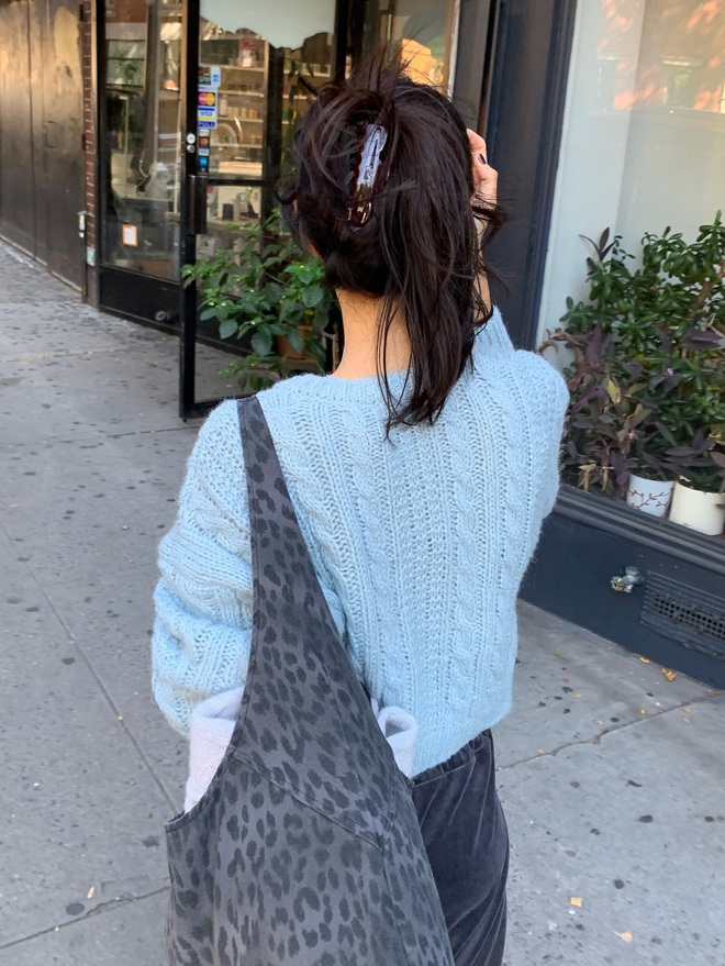 5 cách buộc tóc giúp chị em trông xinh và sang hơn khi mặc áo len- Ảnh 4. 5 cách buộc tóc giúp chị em trông xinh và sang hơn khi mặc áo len- Ảnh 4.