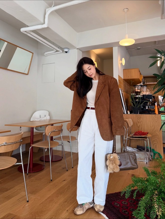 5 mẫu áo khoác làm nên phong cách sang trọng, trẻ trung của sao Hàn trên 40 tuổi- Ảnh 2. 5 mẫu áo khoác làm nên phong cách sang trọng, trẻ trung của sao Hàn trên 40 tuổi- Ảnh 2.