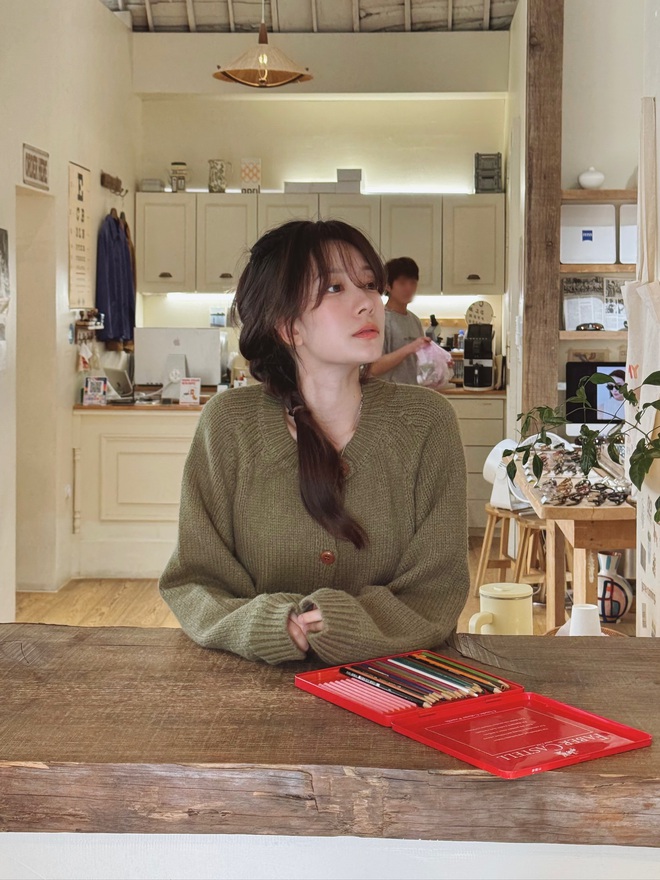 5 cách buộc tóc giúp chị em trông xinh và sang hơn khi mặc áo len- Ảnh 12. 5 cách buộc tóc giúp chị em trông xinh và sang hơn khi mặc áo len- Ảnh 12.