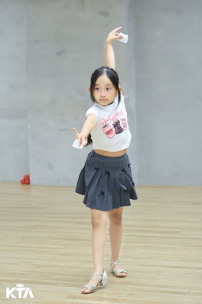 "Mợ chảnh" nhà Khánh Thi - Phan Hiển 7 tuổi đã mang thần thái giống mẹ - nữ hoàng dancesport, visual công chúa xinh yêu- Ảnh 1. "Mợ chảnh" nhà Khánh Thi - Phan Hiển 7 tuổi đã mang thần thái giống mẹ - nữ hoàng dancesport, visual công chúa xinh yêu- Ảnh 1.