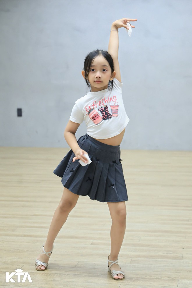 "Mợ chảnh" nhà Khánh Thi - Phan Hiển 7 tuổi đã mang thần thái giống mẹ - nữ hoàng dancesport, visual công chúa xinh yêu- Ảnh 2. "Mợ chảnh" nhà Khánh Thi - Phan Hiển 7 tuổi đã mang thần thái giống mẹ - nữ hoàng dancesport, visual công chúa xinh yêu- Ảnh 2.