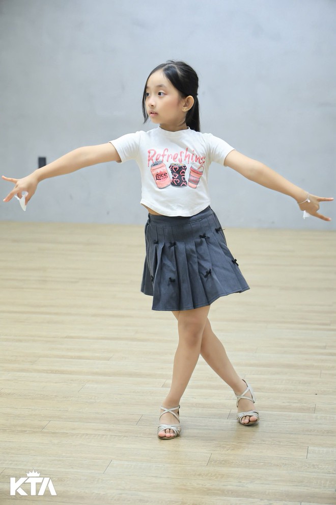 "Mợ chảnh" nhà Khánh Thi - Phan Hiển 7 tuổi đã mang thần thái giống mẹ - nữ hoàng dancesport, visual công chúa xinh yêu- Ảnh 3. "Mợ chảnh" nhà Khánh Thi - Phan Hiển 7 tuổi đã mang thần thái giống mẹ - nữ hoàng dancesport, visual công chúa xinh yêu- Ảnh 3.