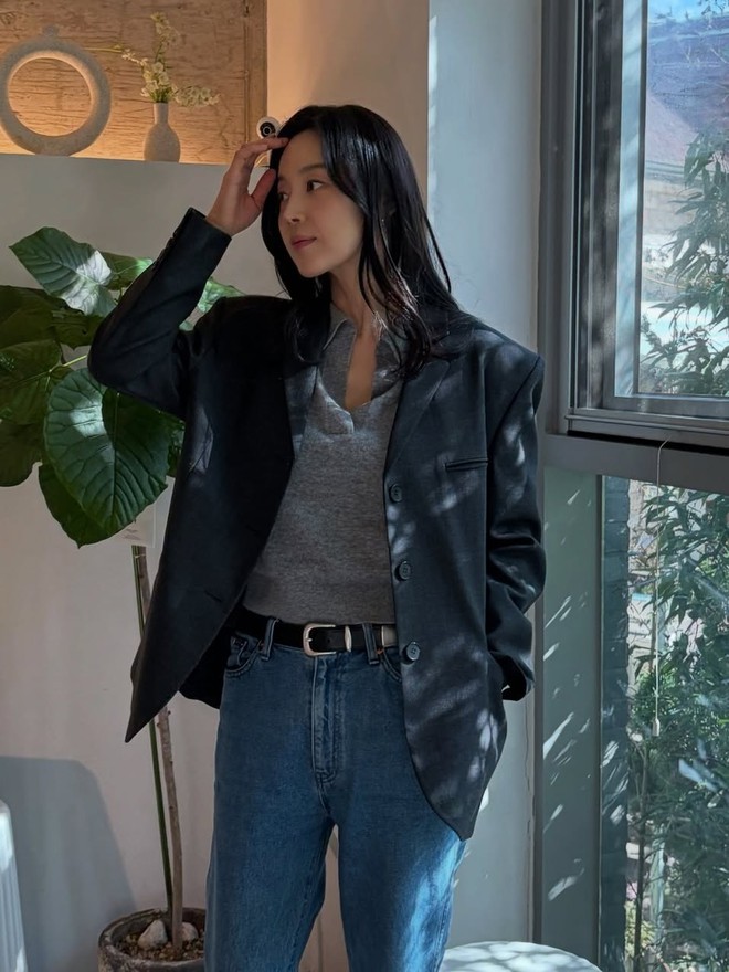 5 mẫu áo khoác làm nên phong cách sang trọng, trẻ trung của sao Hàn trên 40 tuổi- Ảnh 1. 5 mẫu áo khoác làm nên phong cách sang trọng, trẻ trung của sao Hàn trên 40 tuổi- Ảnh 1.