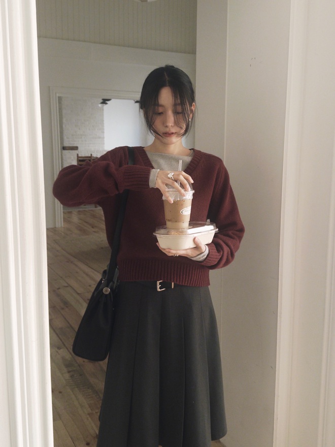 5 cách buộc tóc giúp chị em trông xinh và sang hơn khi mặc áo len- Ảnh 7. 5 cách buộc tóc giúp chị em trông xinh và sang hơn khi mặc áo len- Ảnh 7.