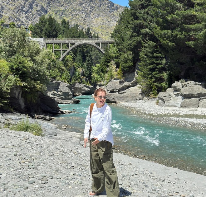 Nữ chính phim Chiếc lá cuốn bay mặc siêu đẹp ở tuổi U35 nhưng nhan sắc khi cắt tóc ngắn mới tuyệt đỉnh- Ảnh 8. Nữ chính phim Chiếc lá cuốn bay mặc siêu đẹp ở tuổi U35 nhưng nhan sắc khi cắt tóc ngắn mới tuyệt đỉnh- Ảnh 8.