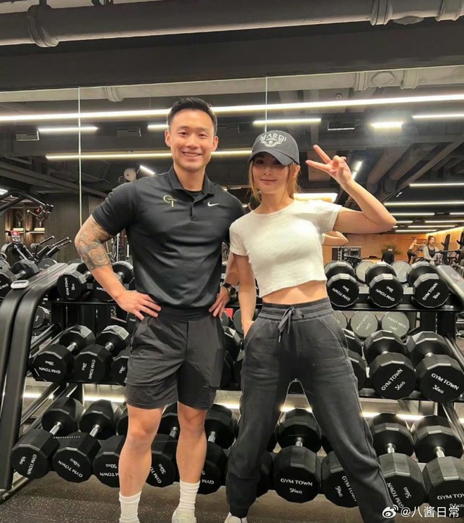 Mỹ nhân showbiz "đá" bạn trai thiếu gia ngoại tình với Á hậu, hẹn hò PT phòng gym kém 10 tuổi- Ảnh 5. Mỹ nhân showbiz "đá" bạn trai thiếu gia ngoại tình với Á hậu, hẹn hò PT phòng gym kém 10 tuổi- Ảnh 5.