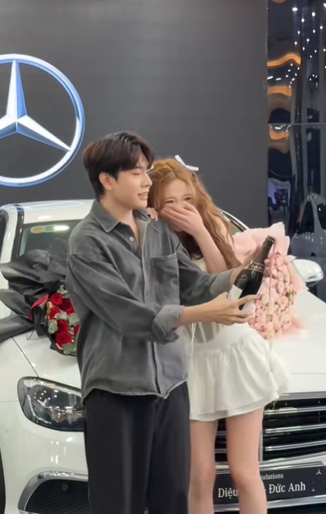 Dẫn bạn gái mới đi mua Mẹc, hot TikToker bị "phốt" kịch bản yêu đương không đổi chỉ đổi nữ chính- Ảnh 1. Dẫn bạn gái mới đi mua Mẹc, hot TikToker bị "phốt" kịch bản yêu đương không đổi chỉ đổi nữ chính- Ảnh 1.