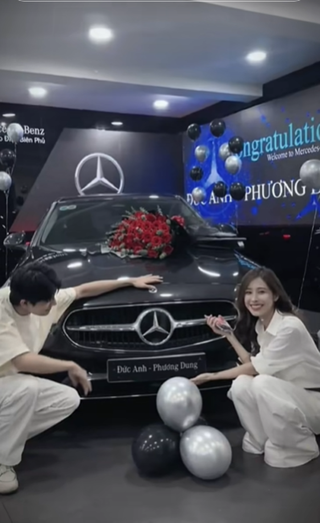 Dẫn bạn gái mới đi mua Mẹc, hot TikToker bị "phốt" kịch bản yêu đương không đổi chỉ đổi nữ chính- Ảnh 4. Dẫn bạn gái mới đi mua Mẹc, hot TikToker bị "phốt" kịch bản yêu đương không đổi chỉ đổi nữ chính- Ảnh 4.