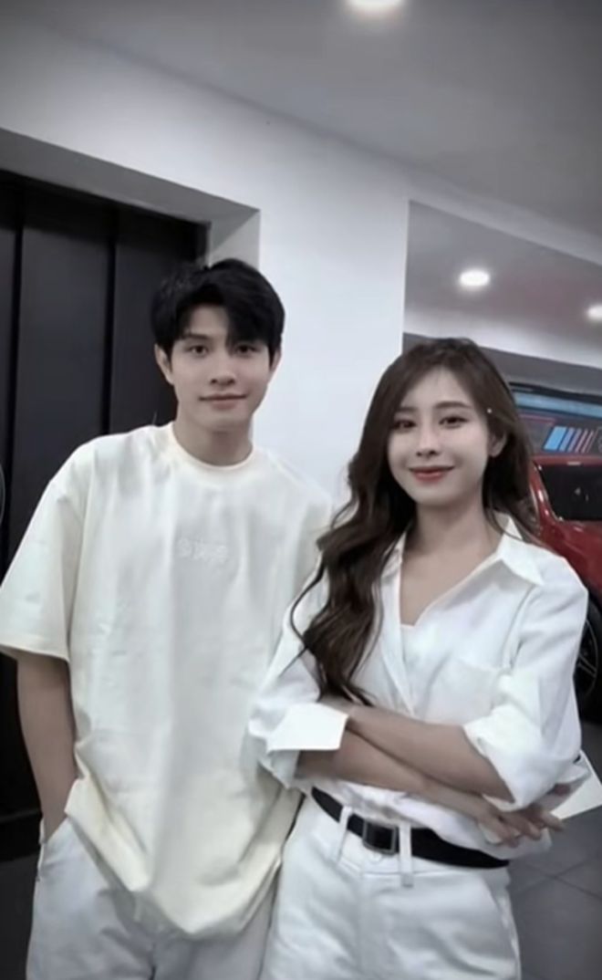 Dẫn bạn gái mới đi mua Mẹc, hot TikToker bị "phốt" kịch bản yêu đương không đổi chỉ đổi nữ chính- Ảnh 3. Dẫn bạn gái mới đi mua Mẹc, hot TikToker bị "phốt" kịch bản yêu đương không đổi chỉ đổi nữ chính- Ảnh 3.