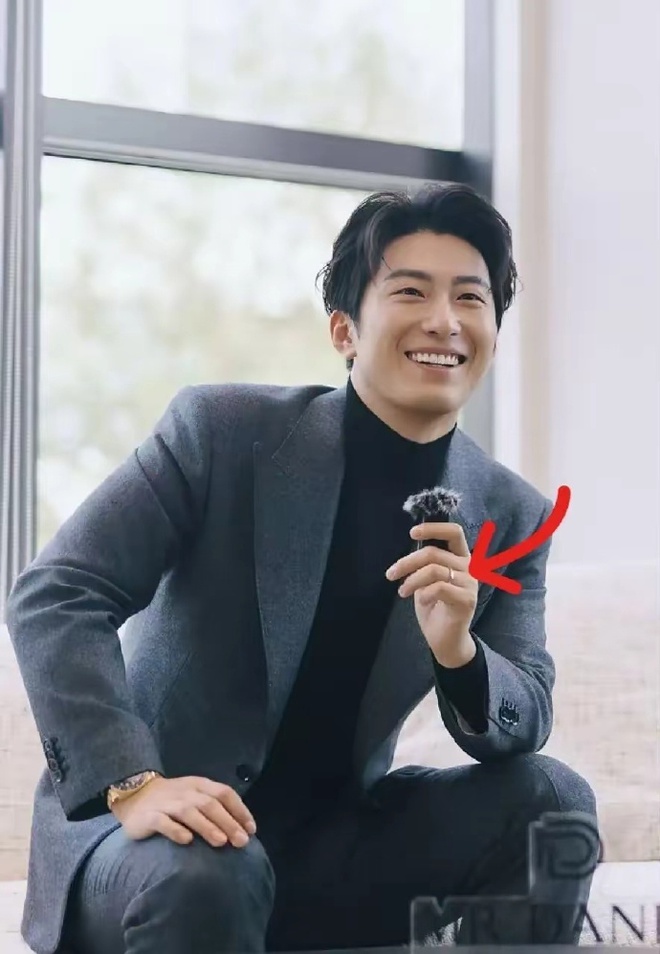 "Chồng nghèo" Đậu Kiêu lần đầu lộ diện, để lộ 1 chi tiết quan trọng giữa tin ly hôn ái nữ trùm sòng bạc Macau- Ảnh 2. "Chồng nghèo" Đậu Kiêu lần đầu lộ diện, để lộ 1 chi tiết quan trọng giữa tin ly hôn ái nữ trùm sòng bạc Macau- Ảnh 2.