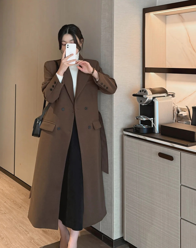 4 cách mặc áo khoác dài siêu tôn dáng- Ảnh 8. 4 cách mặc áo khoác dài siêu tôn dáng- Ảnh 8.