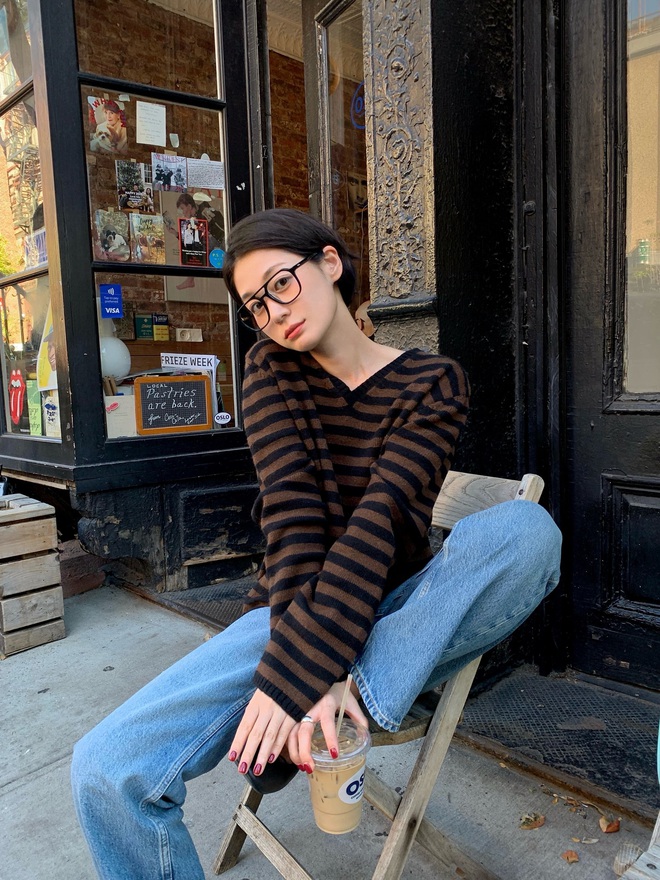 4 cách mặc áo len tối màu trẻ trung nhưng vẫn đảm bảo sang trọng- Ảnh 1.