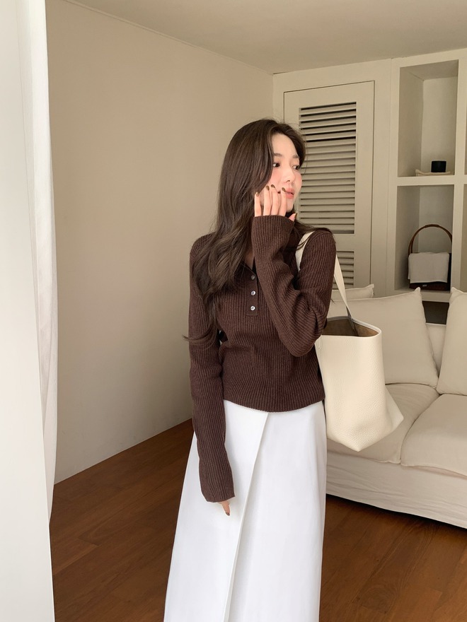 4 cách mặc áo len tối màu trẻ trung nhưng vẫn đảm bảo sang trọng- Ảnh 3.