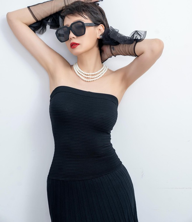 Mẹ vợ Đoàn Văn Hậu khoe chân dài nuột nà, sexy hết nấc, Doãn Hải My thừa hưởng từ đây- Ảnh 3.