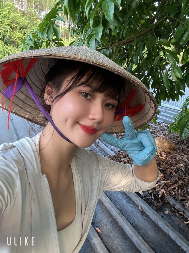 Cô gái xinh đẹp bốc vác trên thùng xe tải 30 tấn: Hé lộ thân phận phía sau- Ảnh 5. Cô gái xinh đẹp bốc vác trên thùng xe tải 30 tấn: Hé lộ thân phận phía sau- Ảnh 5.