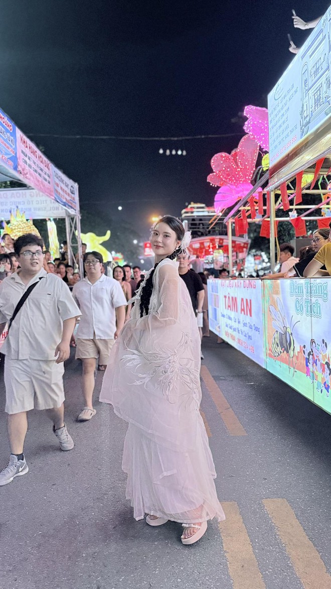 Cô gái xinh đẹp bốc vác trên thùng xe tải 30 tấn: Hé lộ thân phận phía sau- Ảnh 7. Cô gái xinh đẹp bốc vác trên thùng xe tải 30 tấn: Hé lộ thân phận phía sau- Ảnh 7.