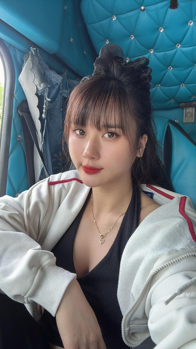 Cô gái xinh đẹp bốc vác trên thùng xe tải 30 tấn: Hé lộ thân phận phía sau- Ảnh 2. Cô gái xinh đẹp bốc vác trên thùng xe tải 30 tấn: Hé lộ thân phận phía sau- Ảnh 2.